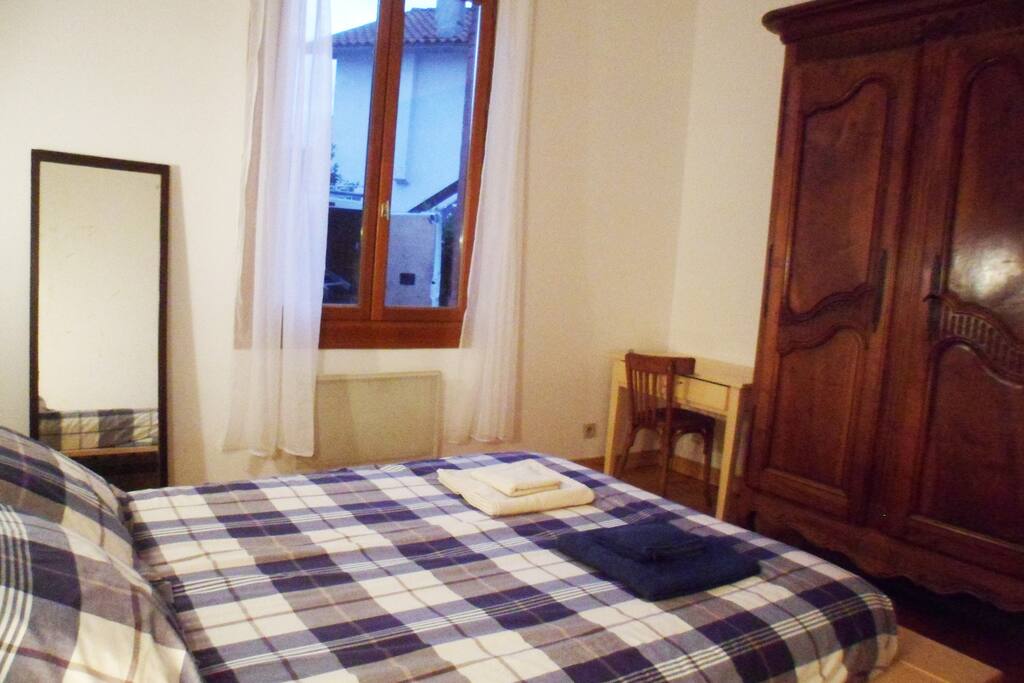 Vaste chambre lit double grande armoire et bureau