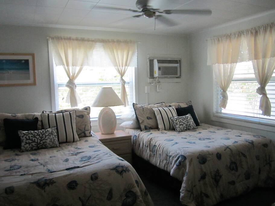 bedroom with 2 doubles