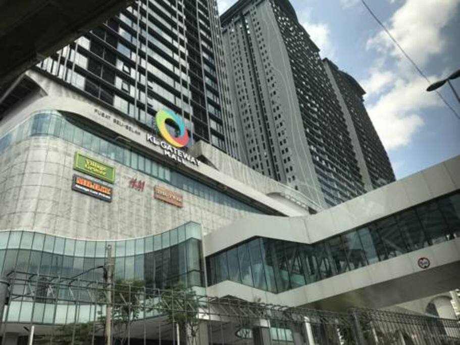 KL gateway shopping right below