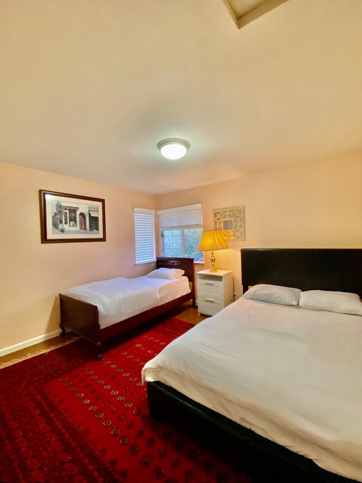 Bračni krevet (160x200) i krevet za jednu osobu 