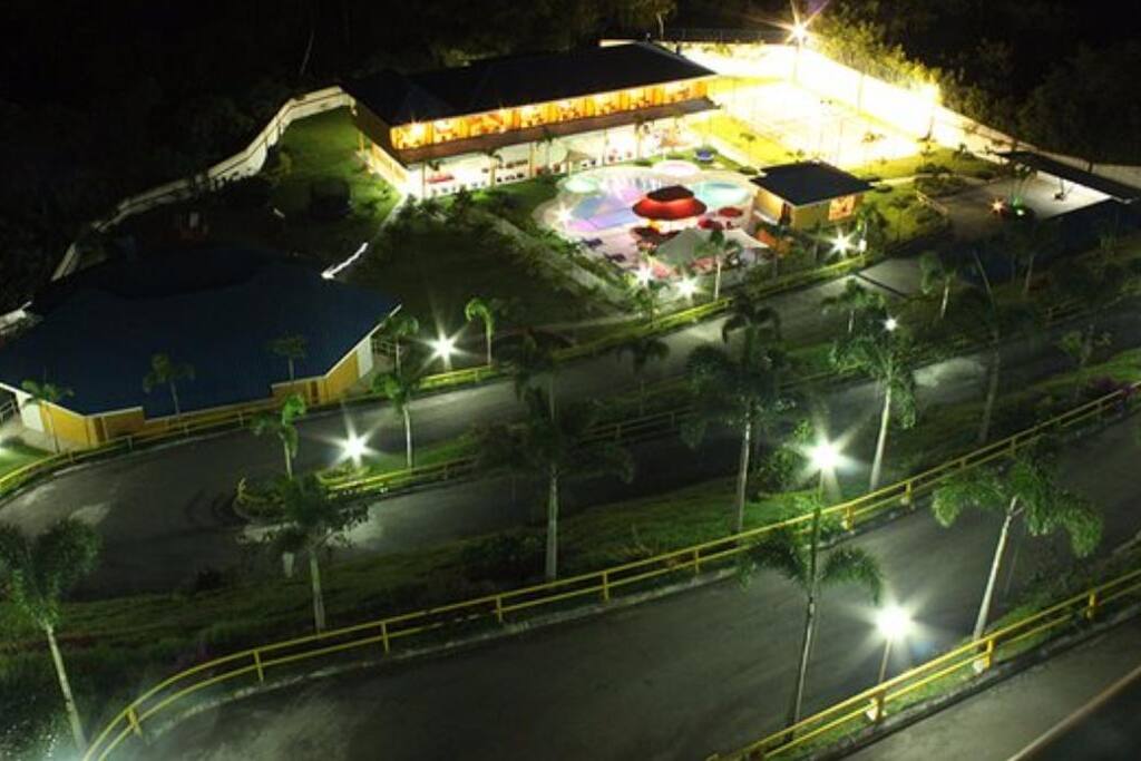 Via acondicionada e iluminada para el ingreso a nuestras instalaciones.