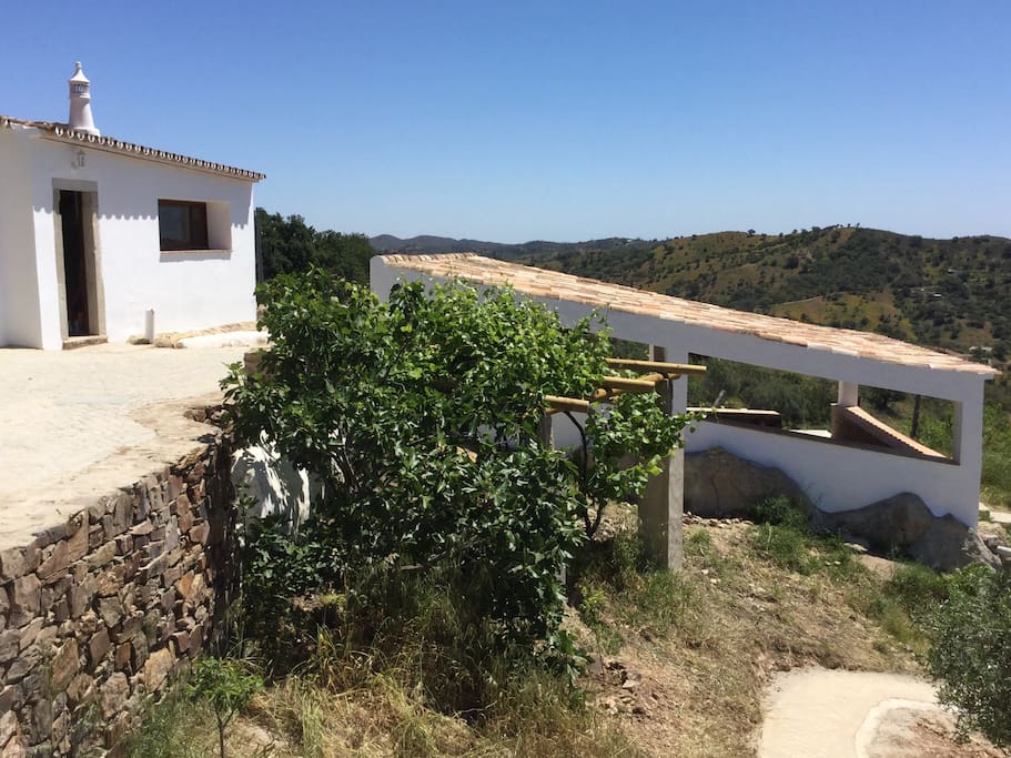 Devant la Casa, une grande terrasse privative et ombragée qui sert de salon et de SAM