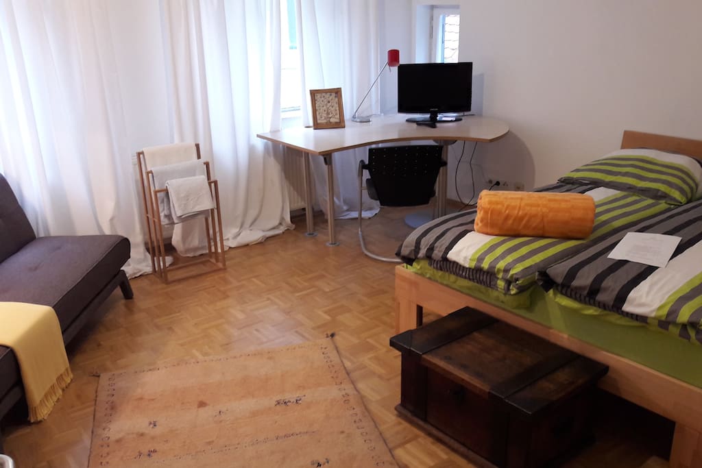 Blick auf das gesamte Zimmer.