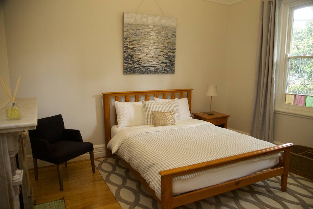 Bed 2 Queen Sleeps 2