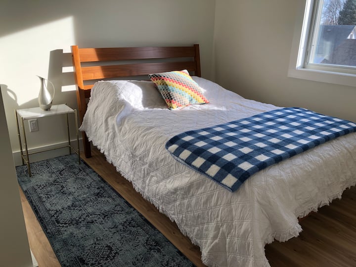 Მე ‑ 2 საძინებელში არის საწოლი და კარადა.