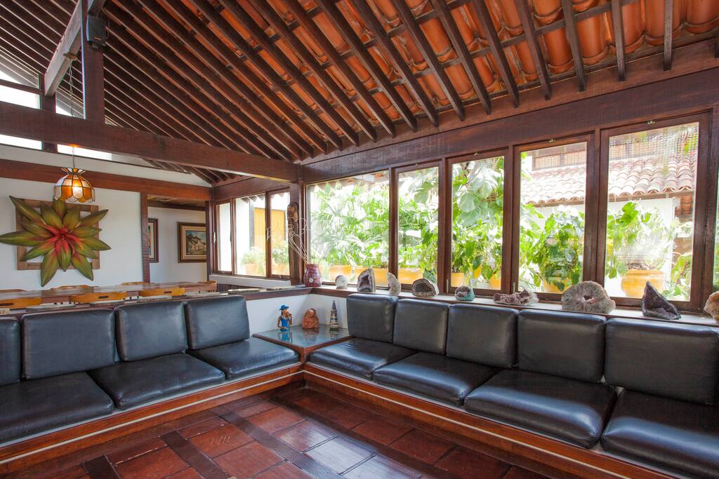 aconchegante sala de star com muita luz e espaço para relaxar. tv e som .