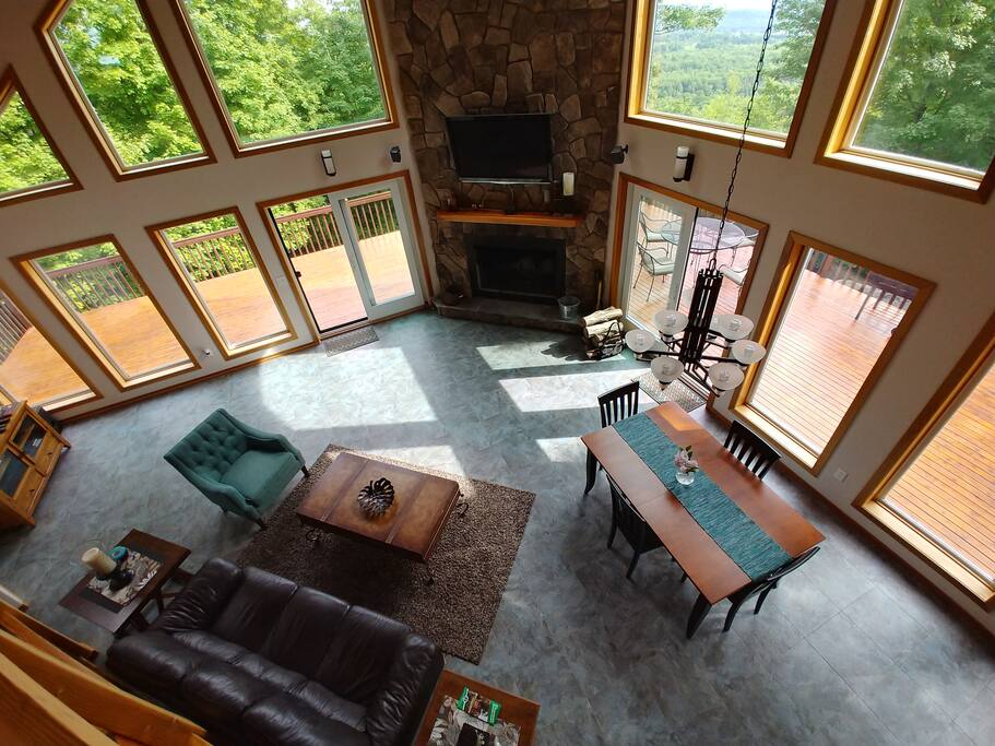 Spacious main room next the deck on second floor, Wonderfull mountain views!!