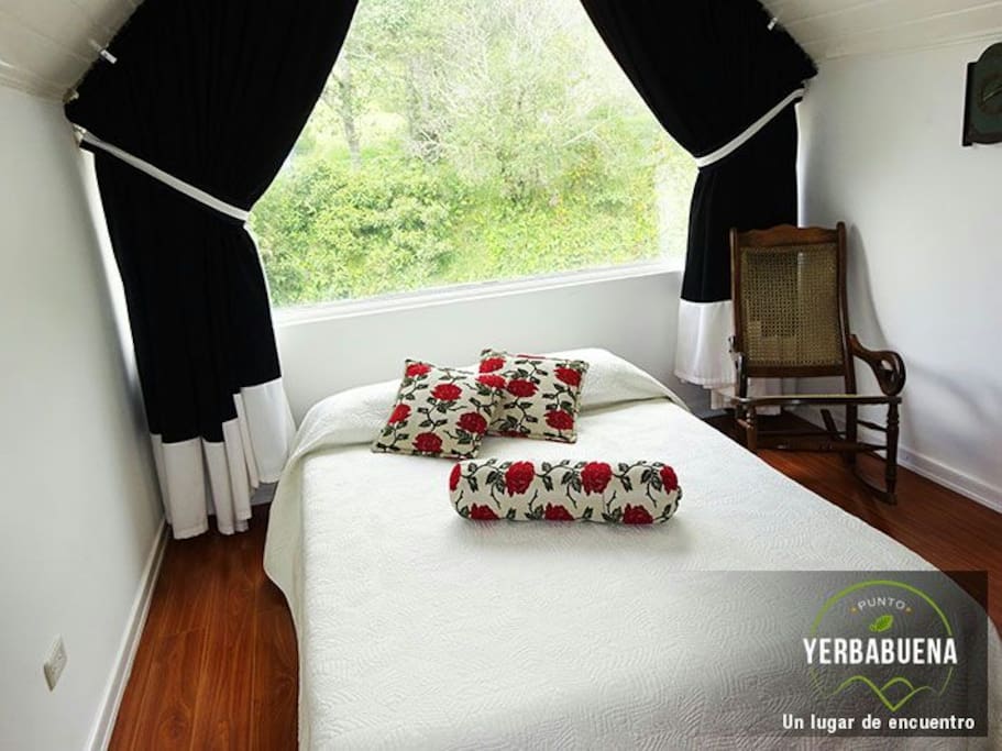 En esta habitacion tenemos Opcion cama doble o 3 camas induviduales