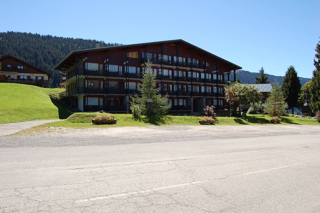 Vue de l'immeuble, les commerces sont à 50 mètres sur à gauche (bar, skis, restaurant, traiteur)