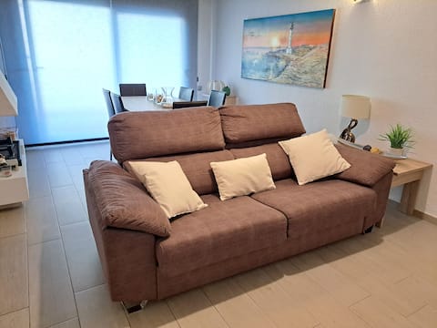 Successful Airbnb property: Oceanfront apartment. in L'ampolla