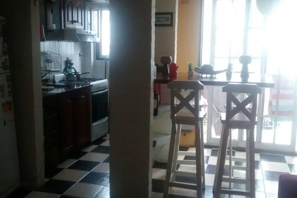 En la planta baja se encuentra la cocina,una barra desayunadora con cuatro banquetas.