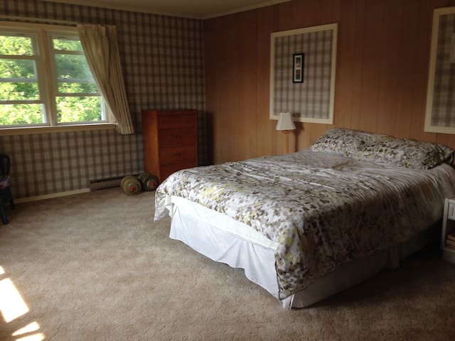Homey downtown pad, close to the beach!