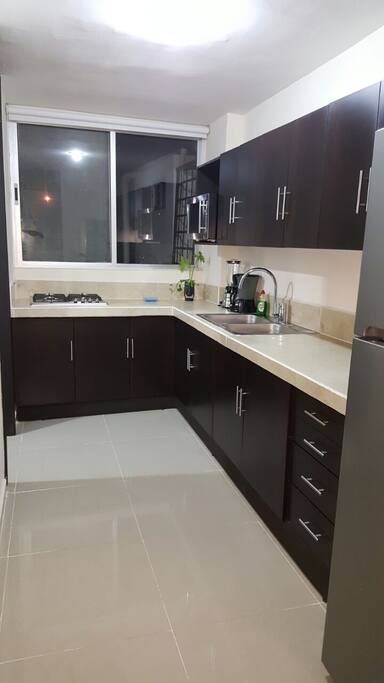 Cocina equipada, con enseres y electrodomésticos