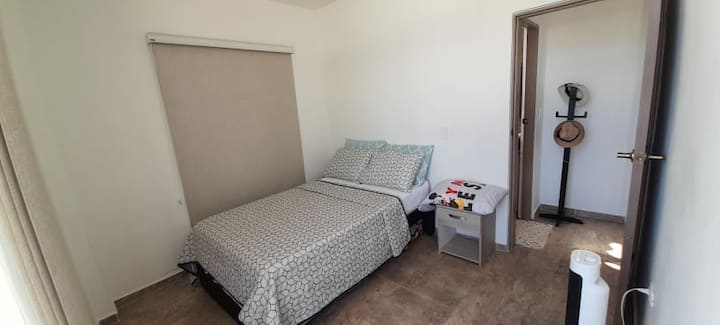 Habitación con cama doble y una cama nido sencilla