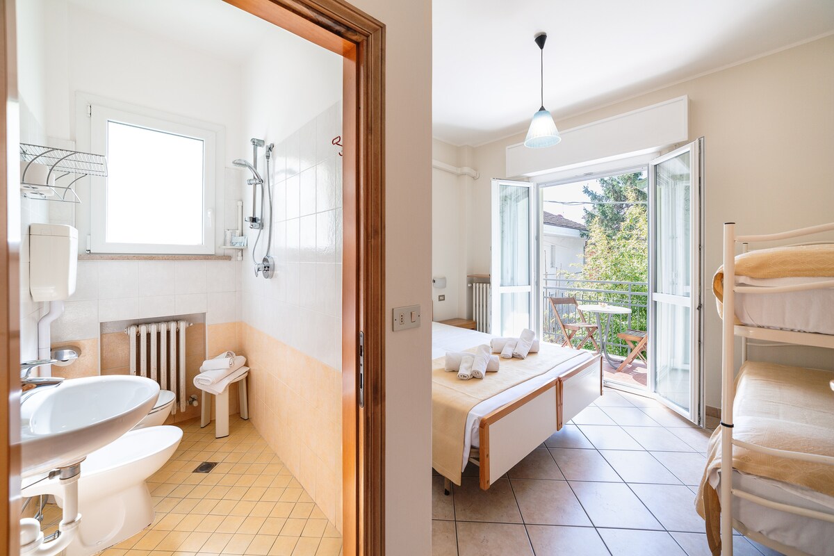 Საძინებელი 1 ორადგილიანი საწოლით + ორსართულიანი საწოლი და ცალკე სააბაზანო საშხაპის გარეშე