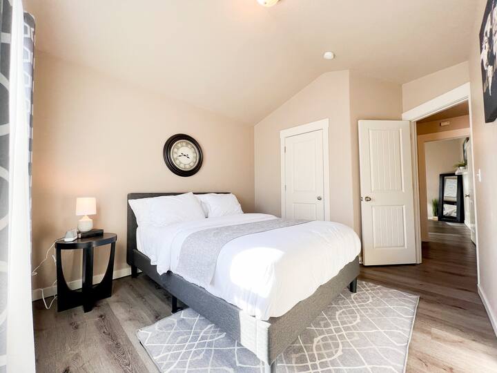 Spálňa s manželskou posteľou Queen na 