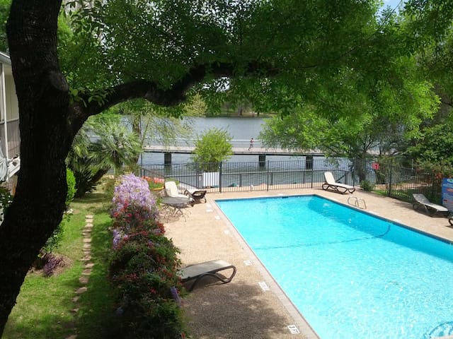 Lake Views…Walk to Downtown and Congress