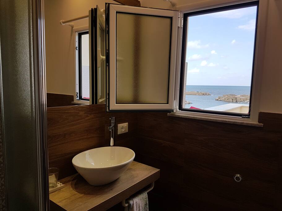 bagno con vista mare