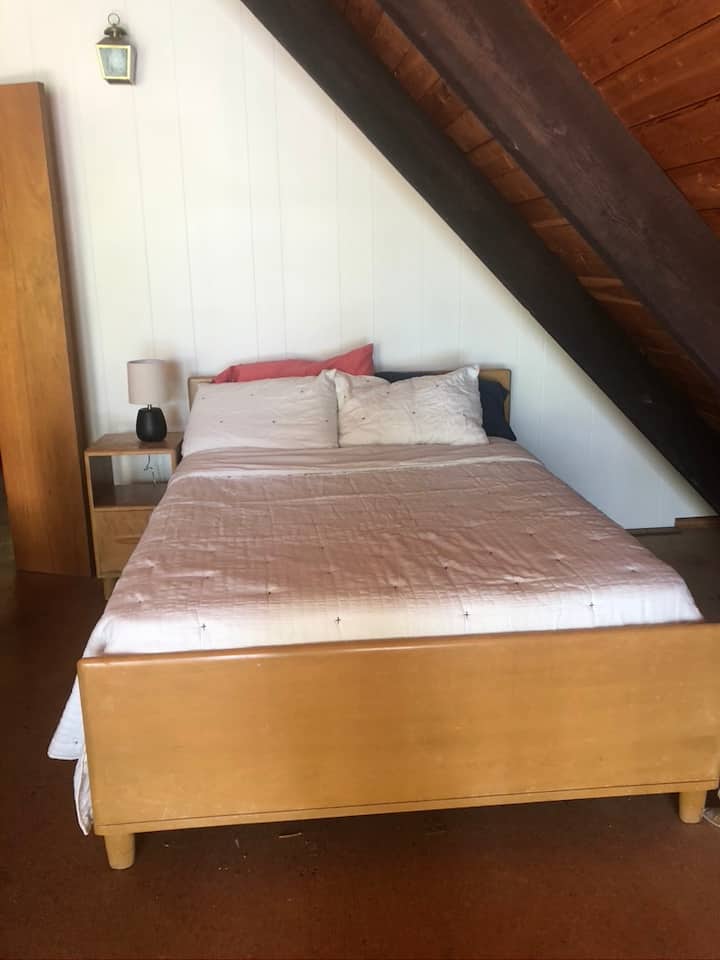 Საწოლი 193 × 203 სმ. 