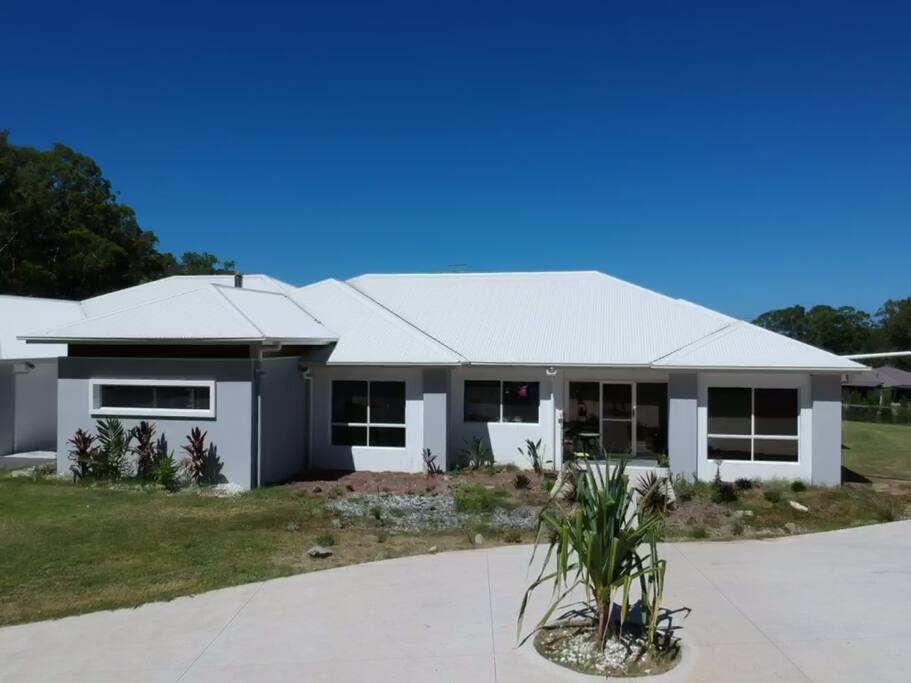 Guest area to the right just over the little bridge behind the Pandanus tree.