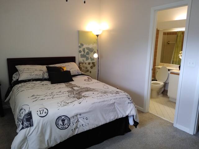 Peace, clean place, 5 min from restaurants, mall.