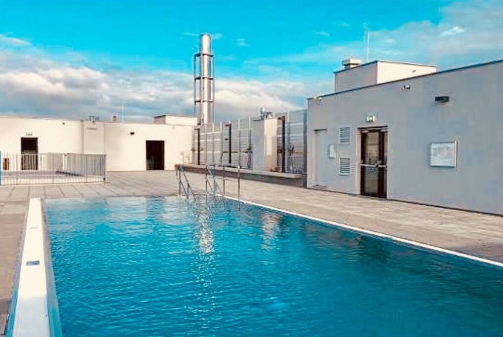 Pool am Dach mit Terrasse