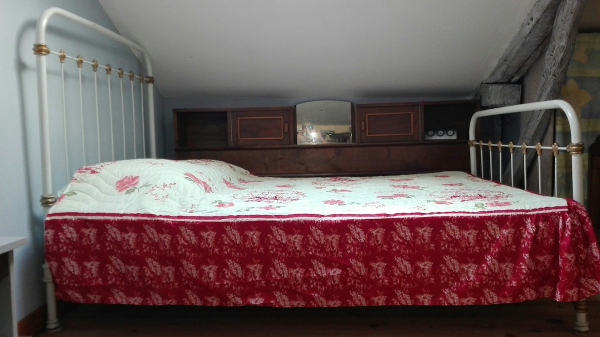 Familieruimte slaapkamer 2 met een kinderbed en speelruimte.