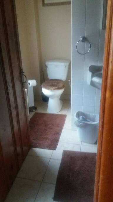 private bath to 1 bedroom lock off suite