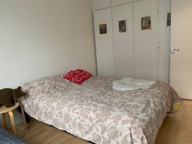 חדר שינה, מיטה זוגית וארון בגדים