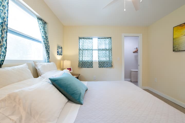 Спалня за гости 1 разполага с двойно легло и дрешник. Задният прозорец гледа към задната палуба.