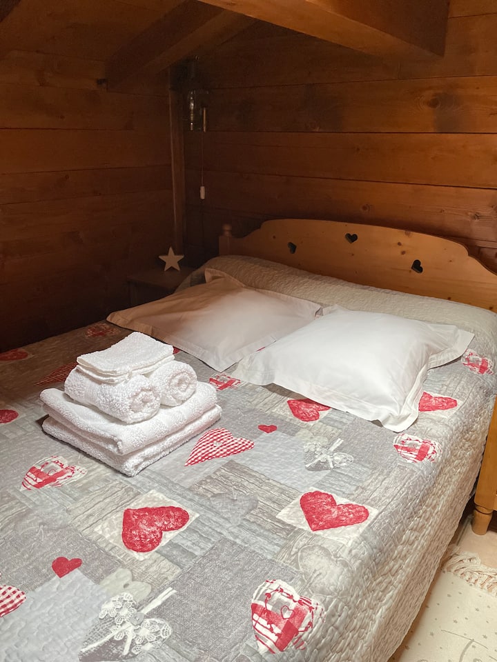 Dhomat e gjumit, shtrojat dhe peshqirët ofrohen.