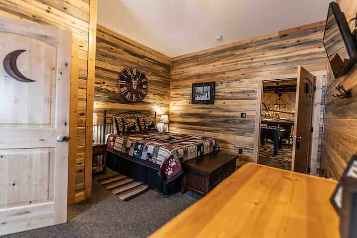 Big Bucks Bedroom - Queen Bed - Private Full Bath.  Can add twin roll- away upon request.