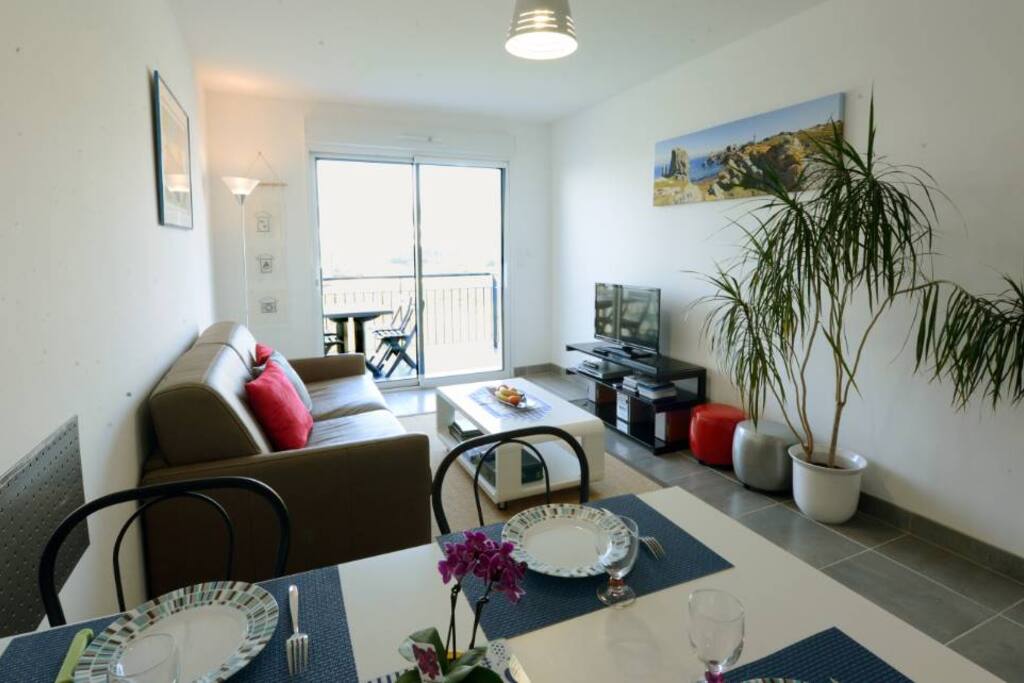 Salon avec balcon vue mer.