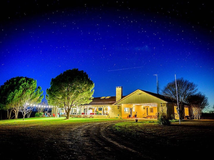 Large Home on 4  acres  Pool/Pond/Hot tub/Gameroom