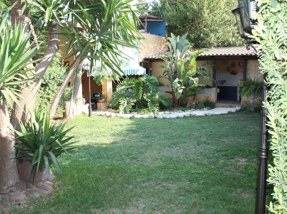 lo spazio verde incornicia e ingloba le strutture murarie