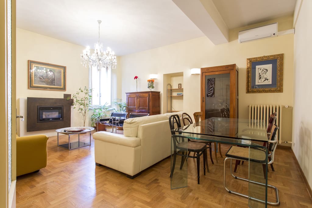Spacious living room 1