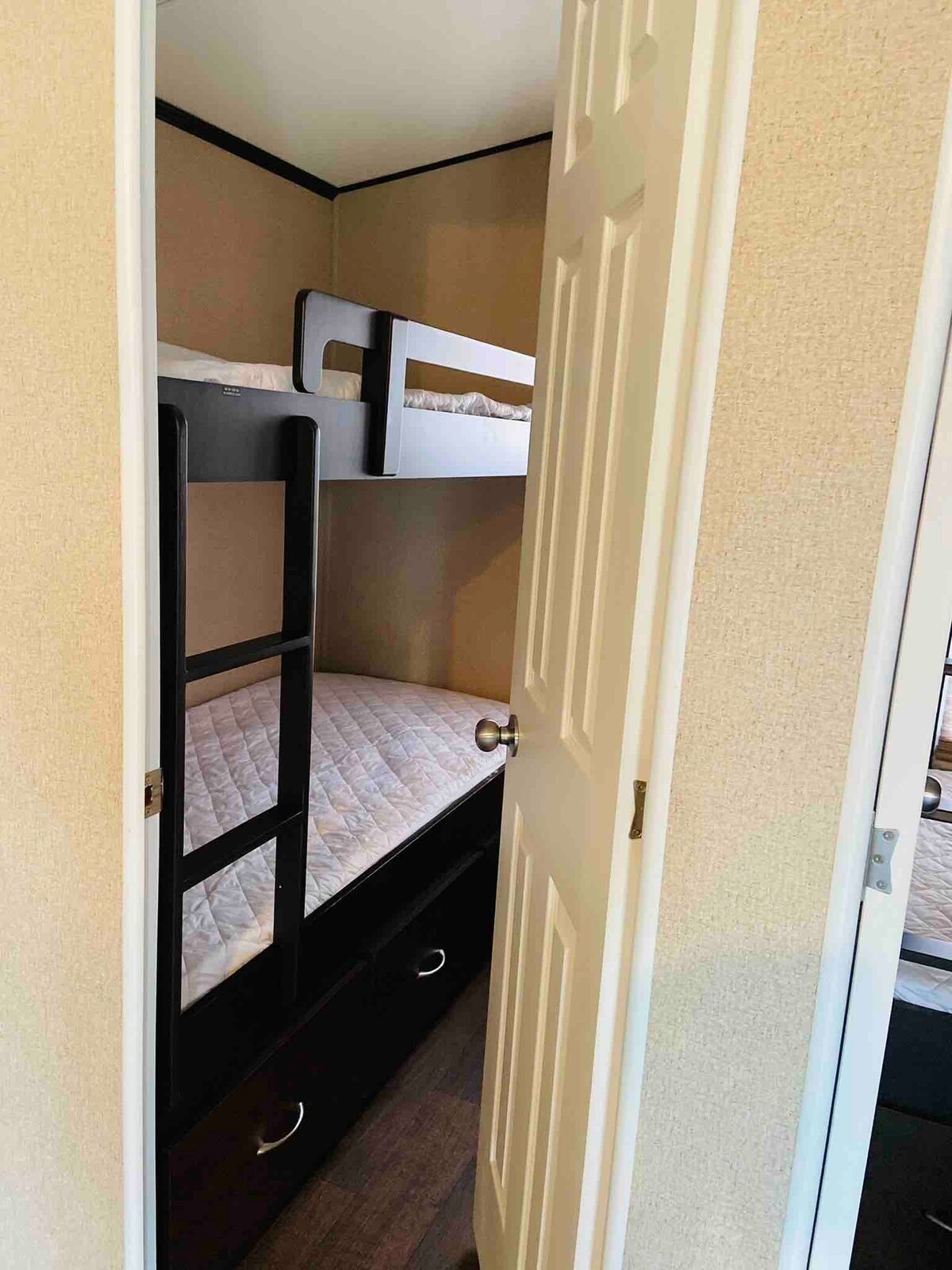 Kitanda cha ghorofa kinachofaa kwa watoto. Kitanda cha ghorofa cha juu kina kikomo cha uzito.