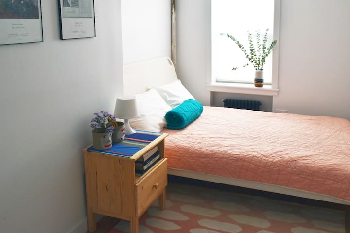 La cama de tamaño completo se rota en meses más cálidos para acomodar un aire acondicionado portátil; ambos dormitorios están equipados con aire acondicionado en el verano.