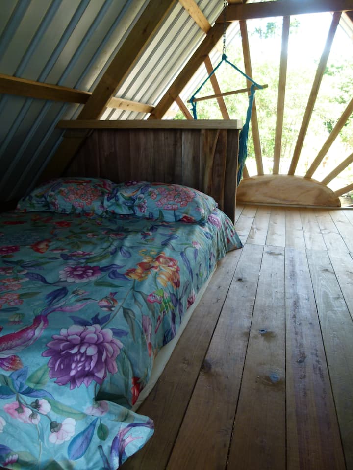 De hoofdcabine met een super comfortabel dubbel matras Het wordt ook geleverd met een muskietennet en lekker katoenen linnen voor een heerlijke nachtrust.