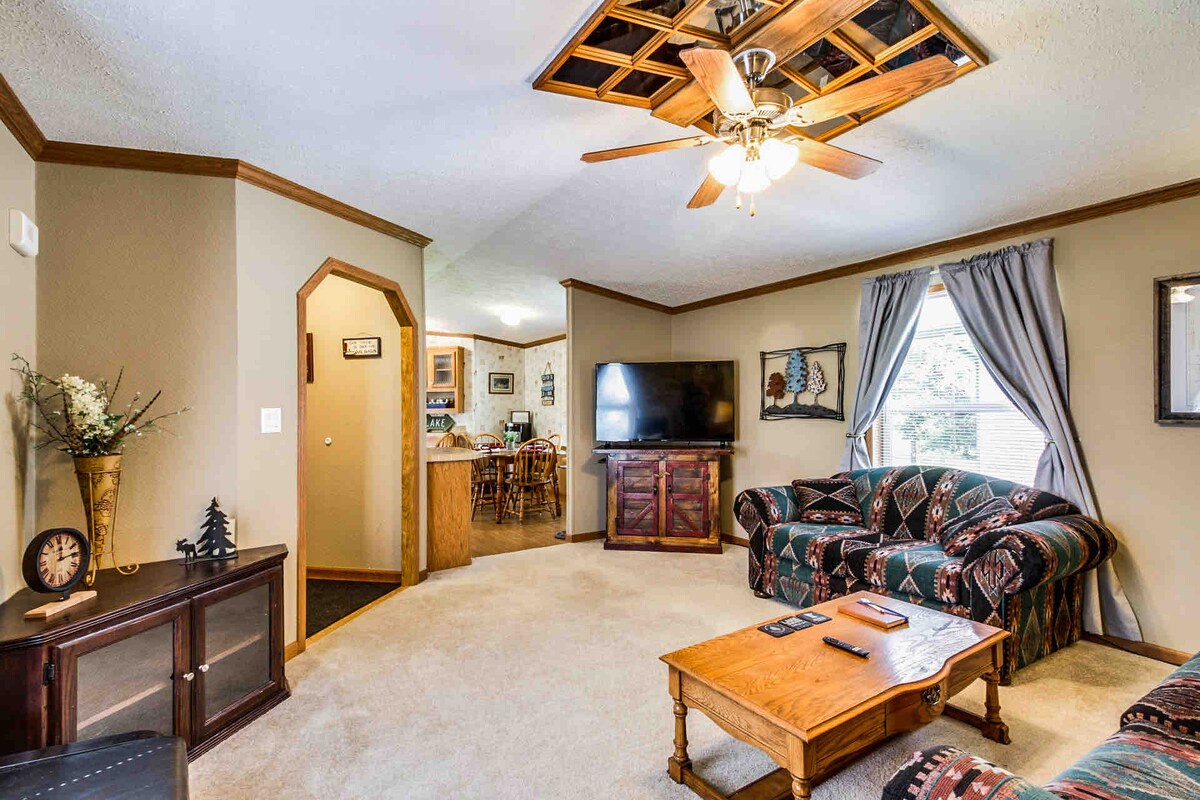 Fungua mpangilio wa sakafu na ufikiaji rahisi wa sitaha ya mbele kwa ajili ya BBQ nje ya mlango.