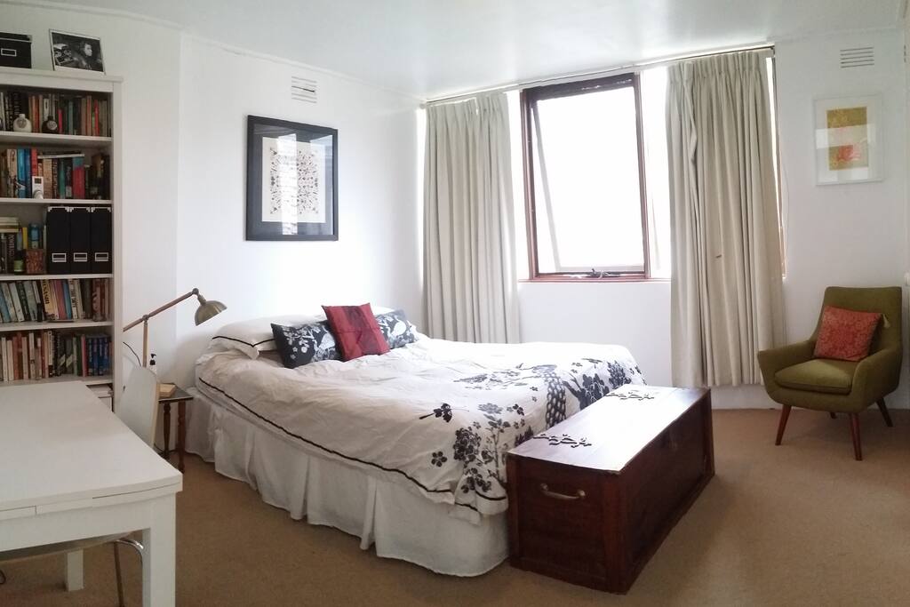 Extra large room with queen bed