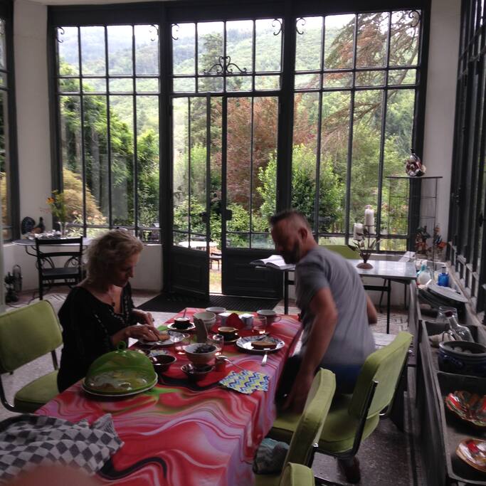 eten wordt geserveerd in de oranjerie