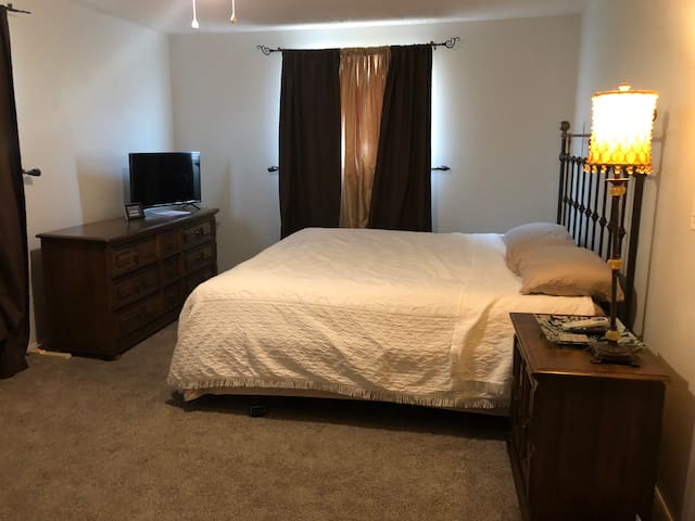 King Bed Near OU Med, Moore Med, Norman Regional