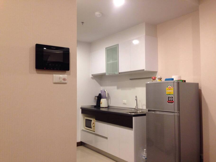 ห้องครัวตู้เก็บของตู้เย็นไมโครเวฟ และ ระบบรักษาความปลอดภัย