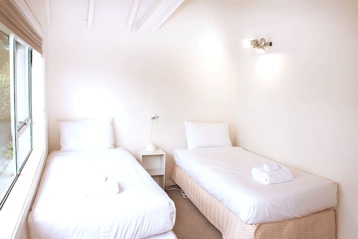 La chambre 4 est située à l'étage, elle dispose de lits jumeaux confortables et d'un chauffage pour vous garder au chaud en hiver.