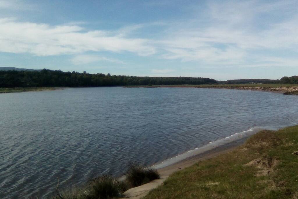 El arroyo Solís Grande,a pocos minutos en una caminata en medio del bosque.
