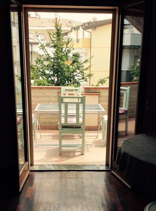 Terrazzo perimetrale. Molto ampio. Ideale per pranzi, cene e relax.