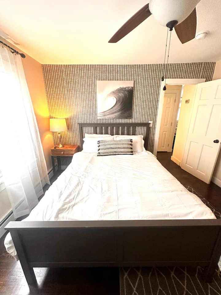 「冲浪」房间。这间宽敞的主卧室配有舒适的标准双人床垫、遮光窗帘和书桌区域，供您在家外出工作。 