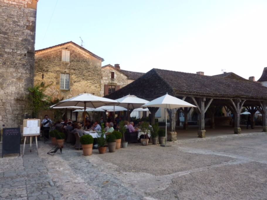 Place centrale de MONPAZIER
