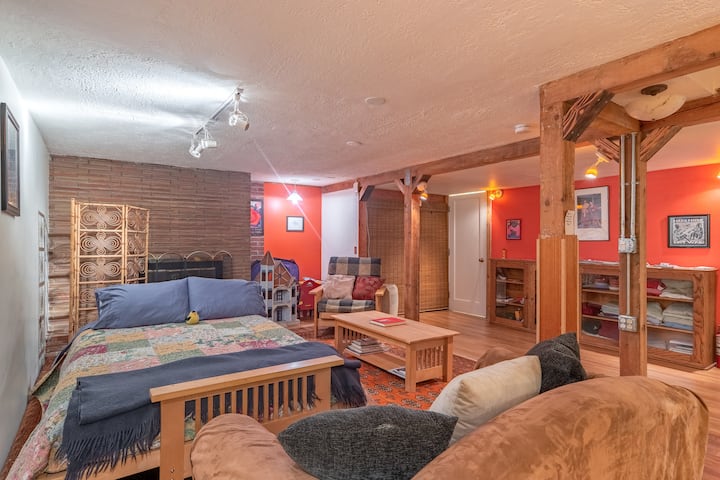 Cosy Basement Apt on East Mt Tabor! City Permitted